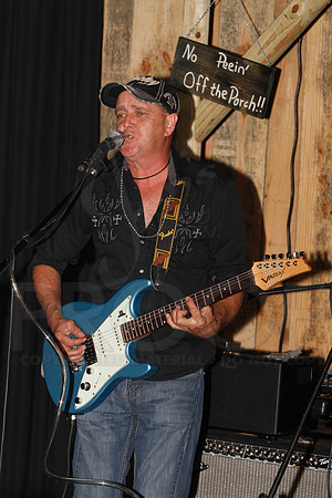 Midnight Hurricanes live at Boogies Bar and Grill 6-14-2014 (© Justin Manning) JWM_0178