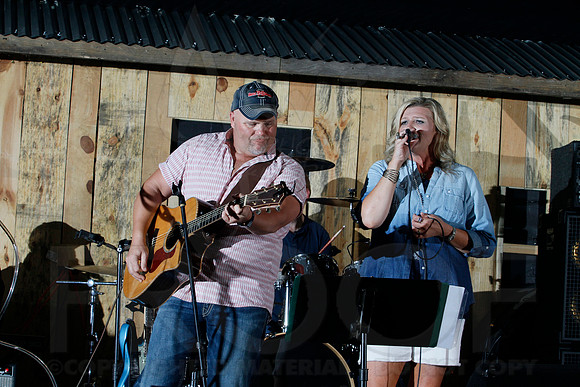 Midnight Hurricanes live at Boogies Bar and Grill 6-14-2014 (© Justin Manning) JWM_0143