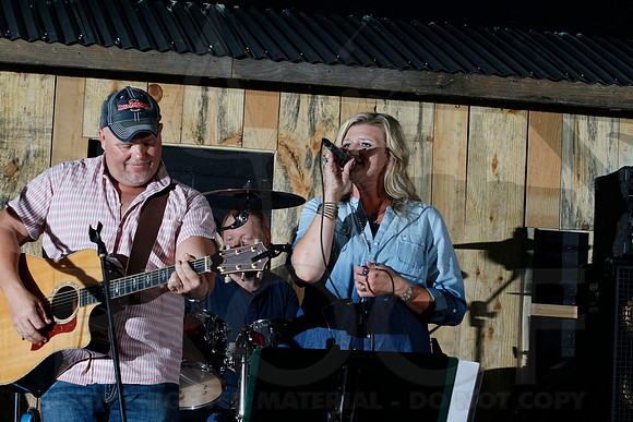 Midnight Hurricanes live at Boogies Bar and Grill 6-14-2014 (© Justin Manning) JWM_0144