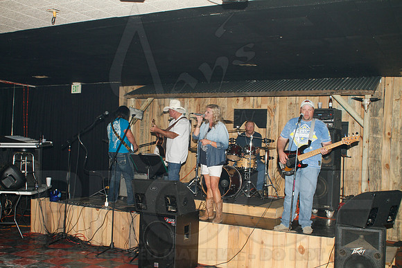 Midnight Hurricanes live at Boogies Bar and Grill 6-15-2014 (© Justin Manning) JWM_0284