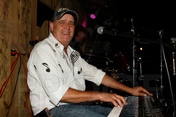 Midnight Hurricanes live at Boogies Bar and Grill 6-15-2014 (© Justin Manning) JWM_0292