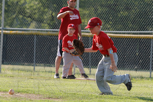 Phillies vs. Razorbacks 5-6 year old baseball 6-3-2014 (© Justin Manning) JWM_0074