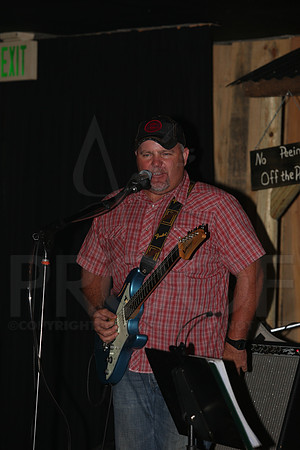 Midnight Hurricanes (Boogies Bar & Grill) 9-13-2014 (©Justin Manning) JWM_148