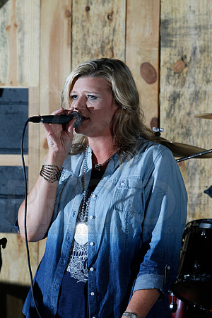 Midnight Hurricanes live at Boogies Bar and Grill 6-14-2014 (© Justin Manning) JWM_0131