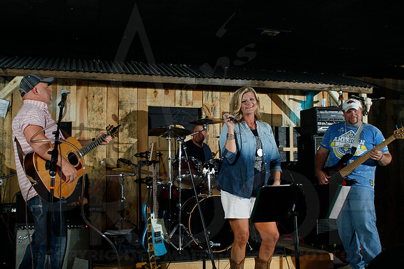 Midnight Hurricanes live at Boogies Bar and Grill 6-14-2014 (© Justin Manning) JWM_0074