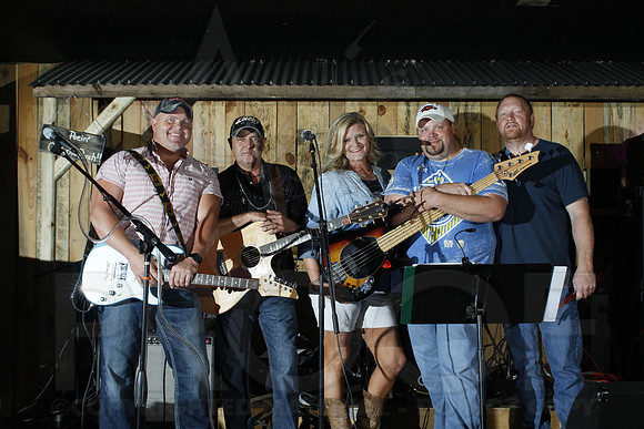 Midnight Hurricanes live at Boogies Bar and Grill 6-14-2014 (© Justin Manning) JWM_0010