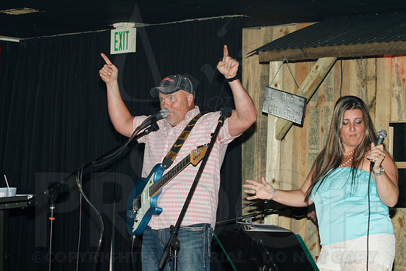 Midnight Hurricanes live at Boogies Bar and Grill 6-15-2014 (© Justin Manning) JWM_0206