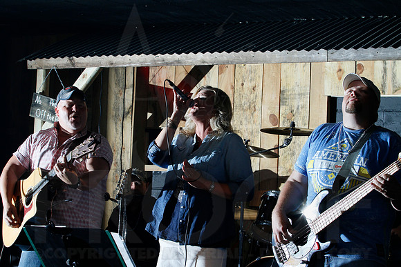 Midnight Hurricanes live at Boogies Bar and Grill 6-14-2014 (© Justin Manning) JWM_0048