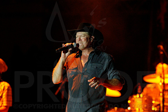 Tracy Lawrence (Brickfest) 6-28-2014 (©Justin Manning) JWM_174