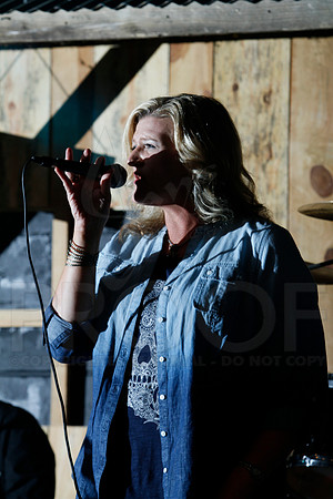 Midnight Hurricanes live at Boogies Bar and Grill 6-14-2014 (© Justin Manning) JWM_0025