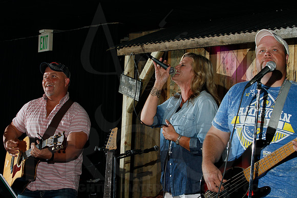 Midnight Hurricanes live at Boogies Bar and Grill 6-14-2014 (© Justin Manning) JWM_0161