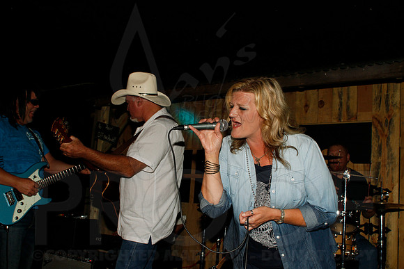 Midnight Hurricanes live at Boogies Bar and Grill 6-15-2014 (© Justin Manning) JWM_0287