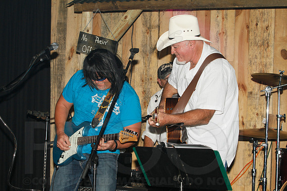 Midnight Hurricanes live at Boogies Bar and Grill 6-15-2014 (© Justin Manning) JWM_0280