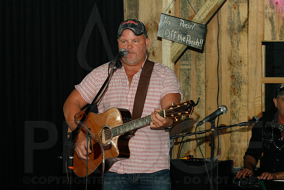 Midnight Hurricanes live at Boogies Bar and Grill 6-14-2014 (© Justin Manning) JWM_0112