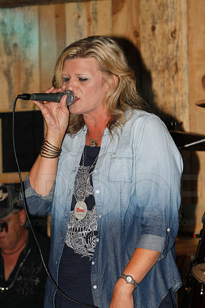 Midnight Hurricanes live at Boogies Bar and Grill 6-15-2014 (© Justin Manning) JWM_0228