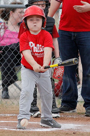 Phillies vs. Razorbacks 5-6 year old baseball 4-3-2014 (© Justin Manning) JWM_0256