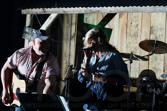 Midnight Hurricanes live at Boogies Bar and Grill 6-14-2014 (© Justin Manning) JWM_0047